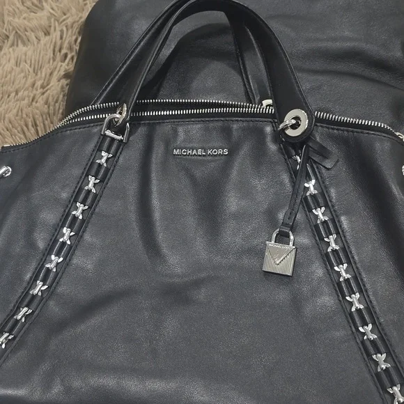 Michael kors black like new two way bag looks amazing - Picture 2 of 8
